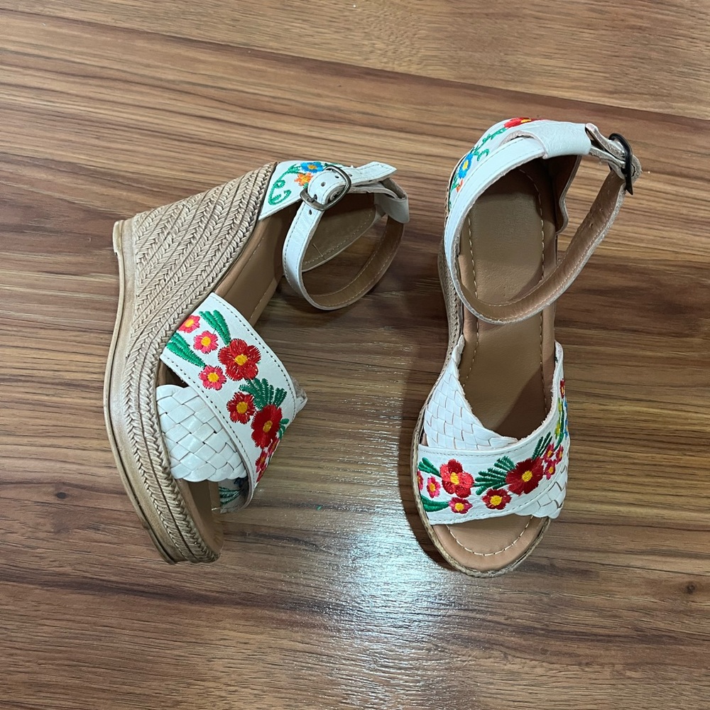 Huaraches wedge embroidered